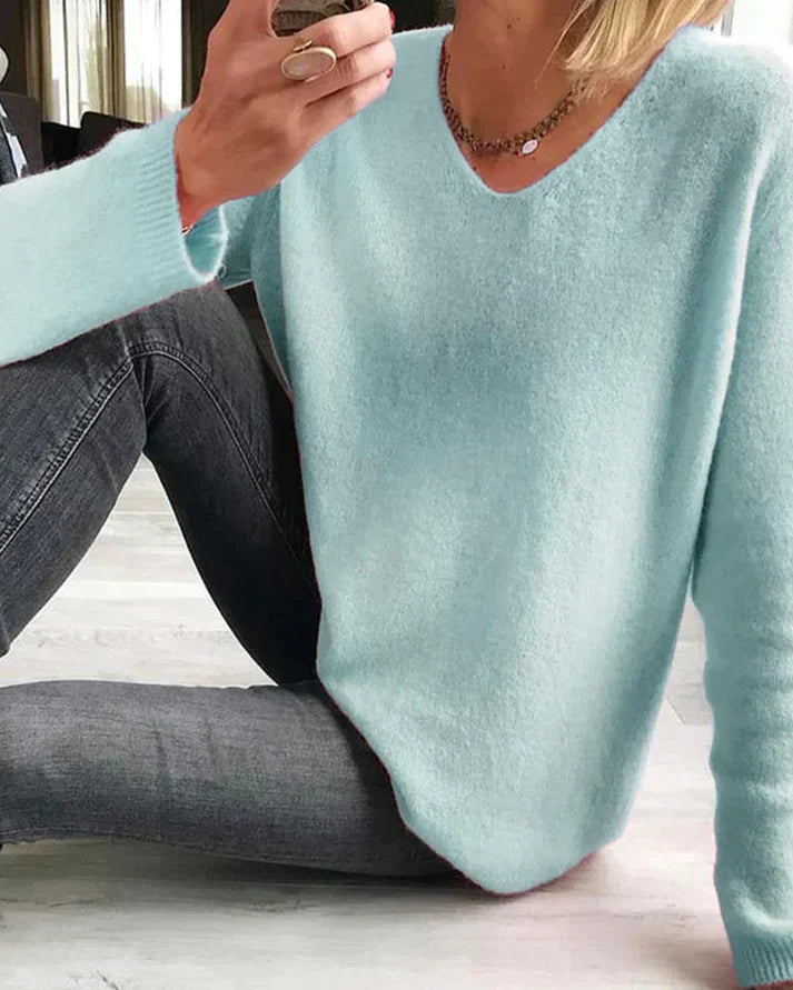 Detail: Stoffstruktur des einfarbigen rosa Damenpullovers "Sophie" mit V-Ausschnitt.