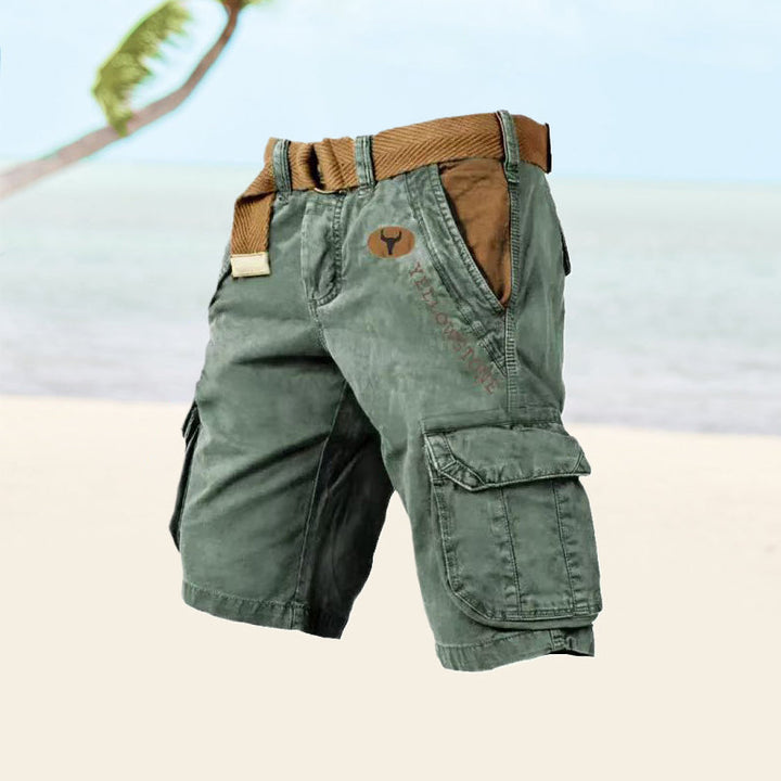 Herren Freizeitshorts Ethan in Action, ideal für urbane Entdecker & Outdoor-Abenteuer. Lockerer, moderner Schnitt.