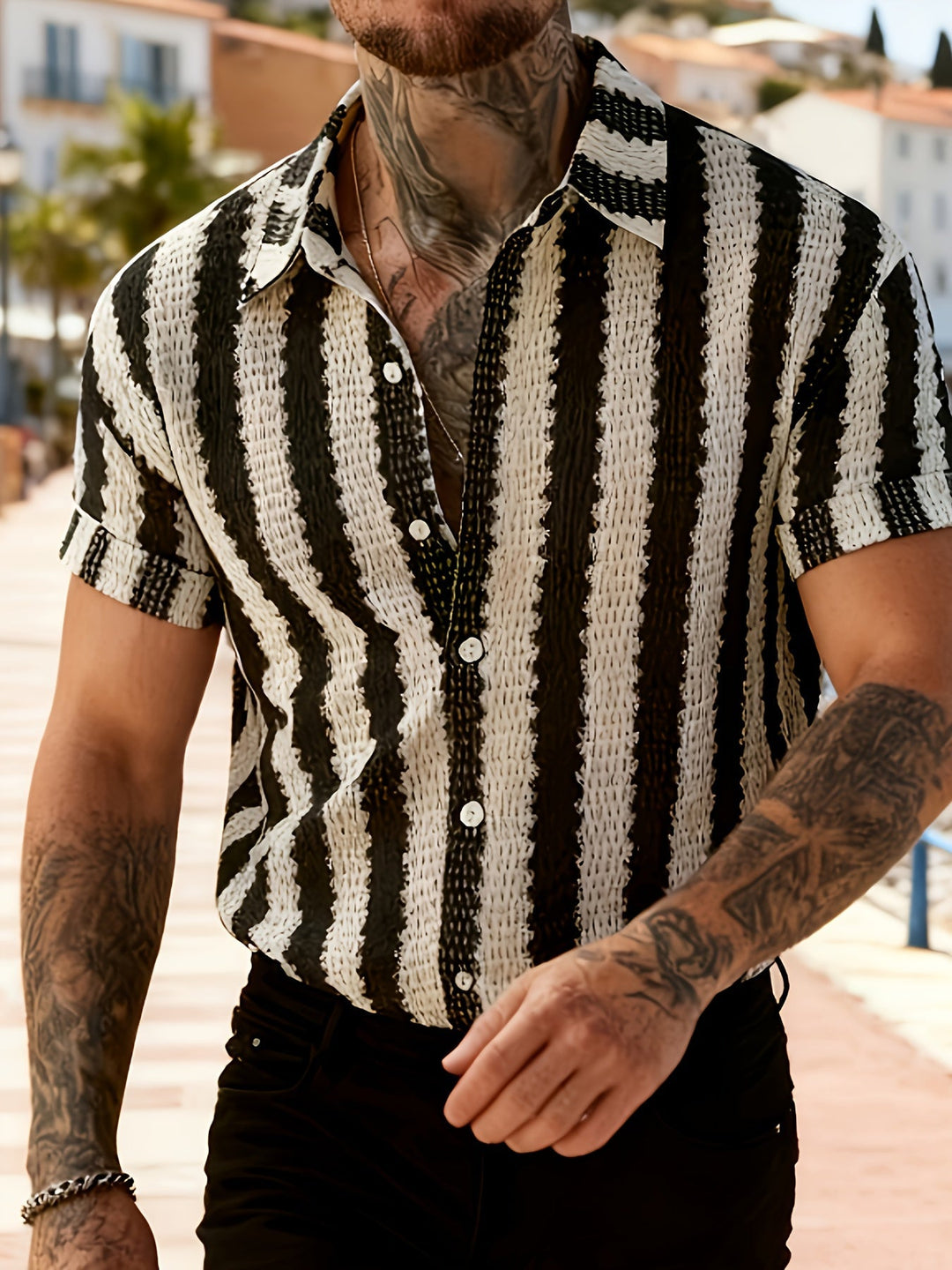 Modernes Herren Kurzarmhemd mit Streifenmuster, perfekt als Freizeithemd für Männer Mode im Sommer.
