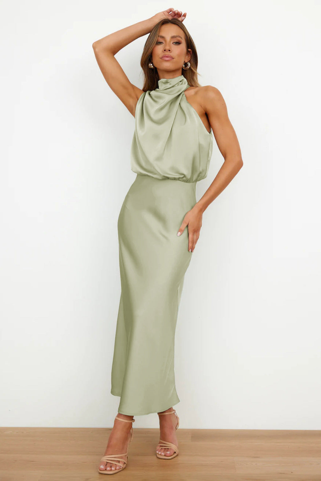Model trägt elegantes Neckholder Midikleid. Ideal für festliche Anlässe, Hochzeitsgäste und Sommerpartys.