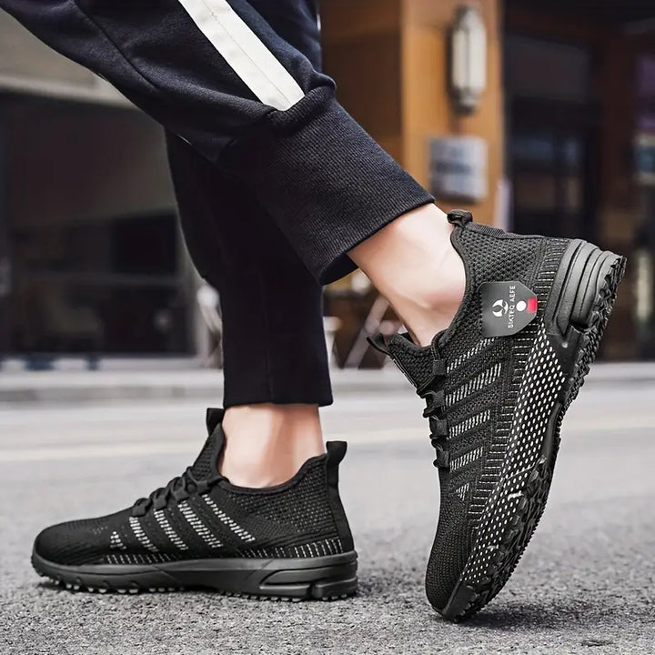 Nahaufnahme des atmungsaktiven Materials der bequemen Hybrid-Herrenschuhe.