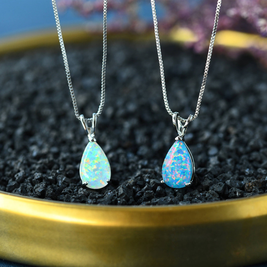 Leuchtende Damen-Halskette mit Opal-Tropfenanhänger, elegant & modern, perfekter Edelsteinschmuck.