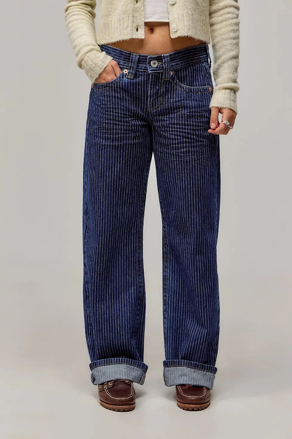 Detailansicht der Low-Waist Nadelstreifen Hose mit weitem Bein. Stilvolle Wide Leg Damenhose für moderne Looks.