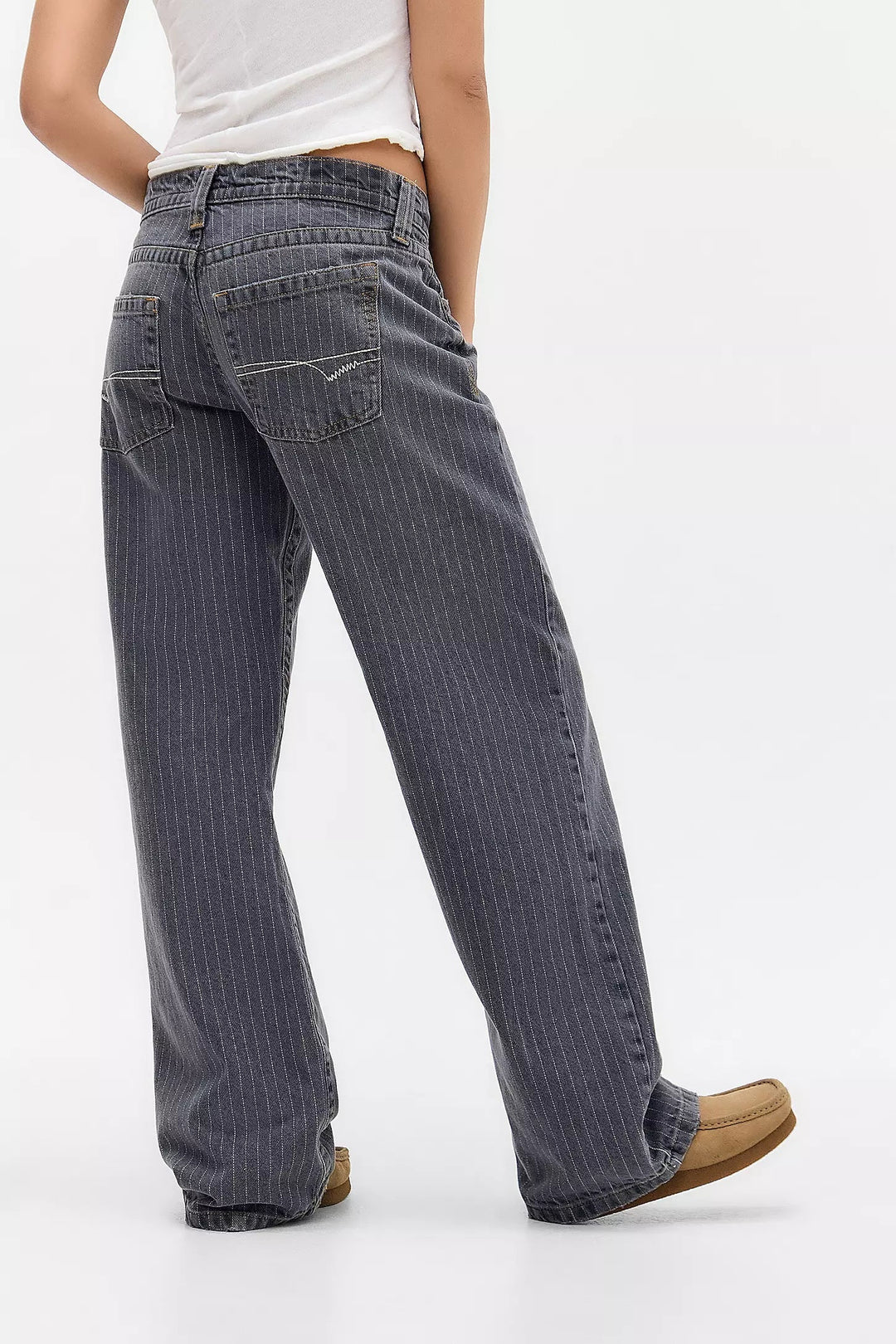 Bequeme Damen Low-Waist Hose mit weitem Bein. Trendige Nadelstreifen Wide Leg Damenhose für Komfort & Stil.