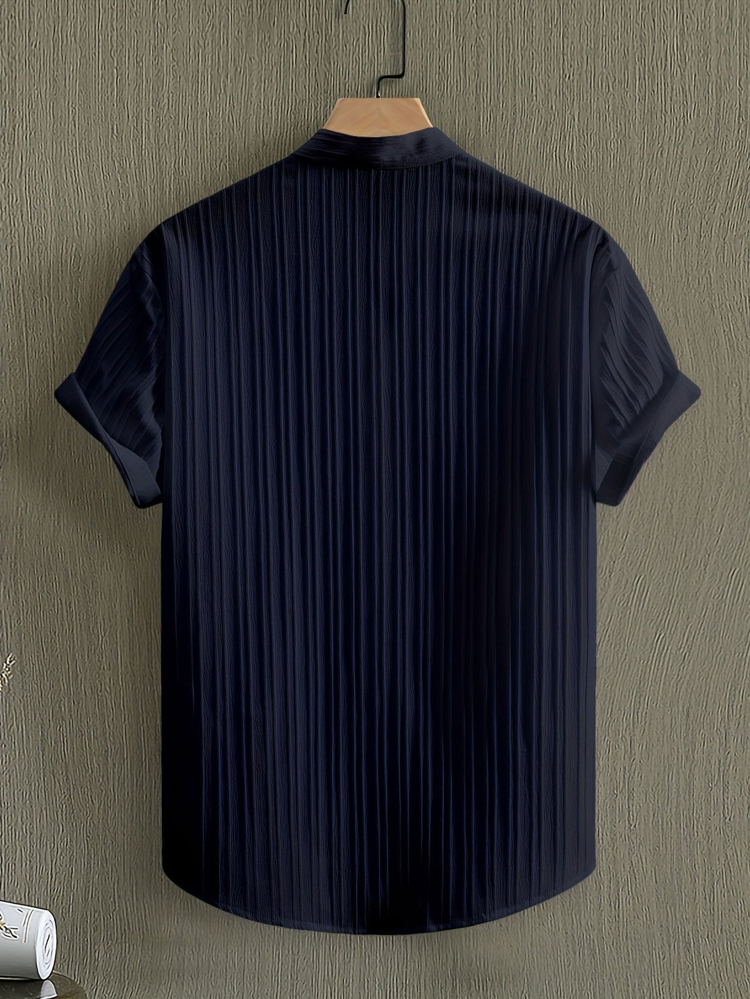 Elegantes Herren Kurzarmhemd mit Stehkragen, detaillierte Ansicht des modernen Designs.