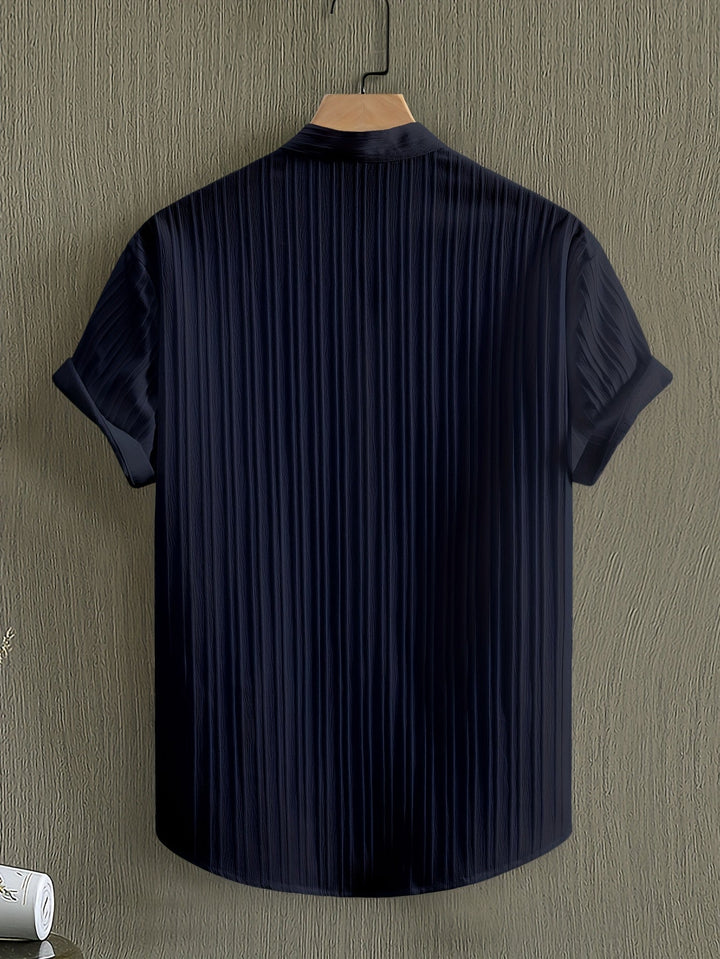 Elegantes Herren Kurzarmhemd mit Stehkragen, detaillierte Ansicht des modernen Designs.