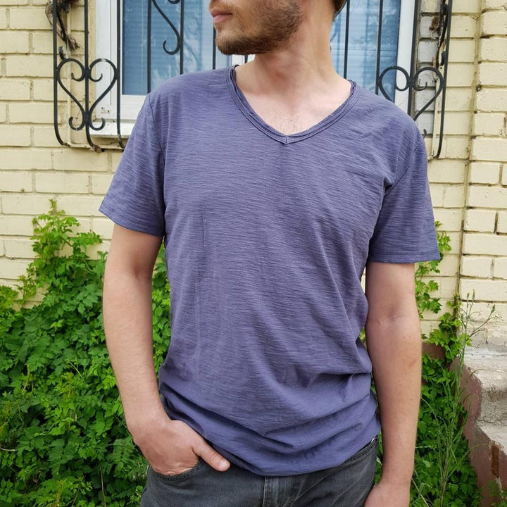 Lässiges Herren Oberteil mit V-Ausschnitt, atmungsaktiv und weich für entspannte Tage.