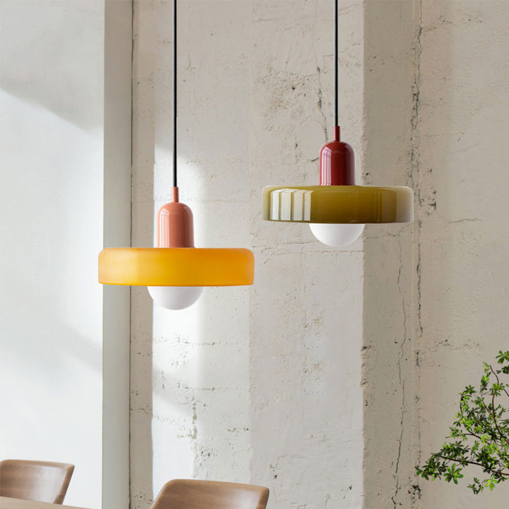 Stilvolle Bauhaus Pendelleuchte aus farbigem Glas für Ihr modernes Wohnzimmer.