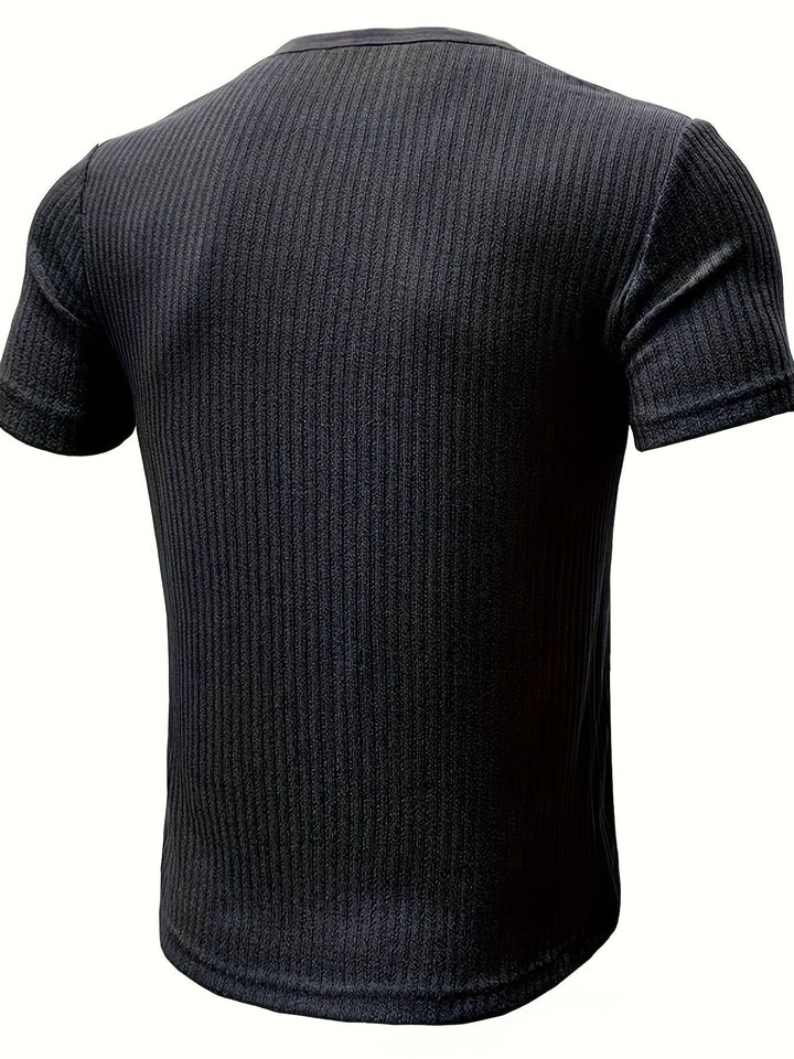 Hochwertiges Herren Kurzarm Henley Shirt mit geripptem Stoff. Lässig & stylisch für Freizeit & warme Tage.