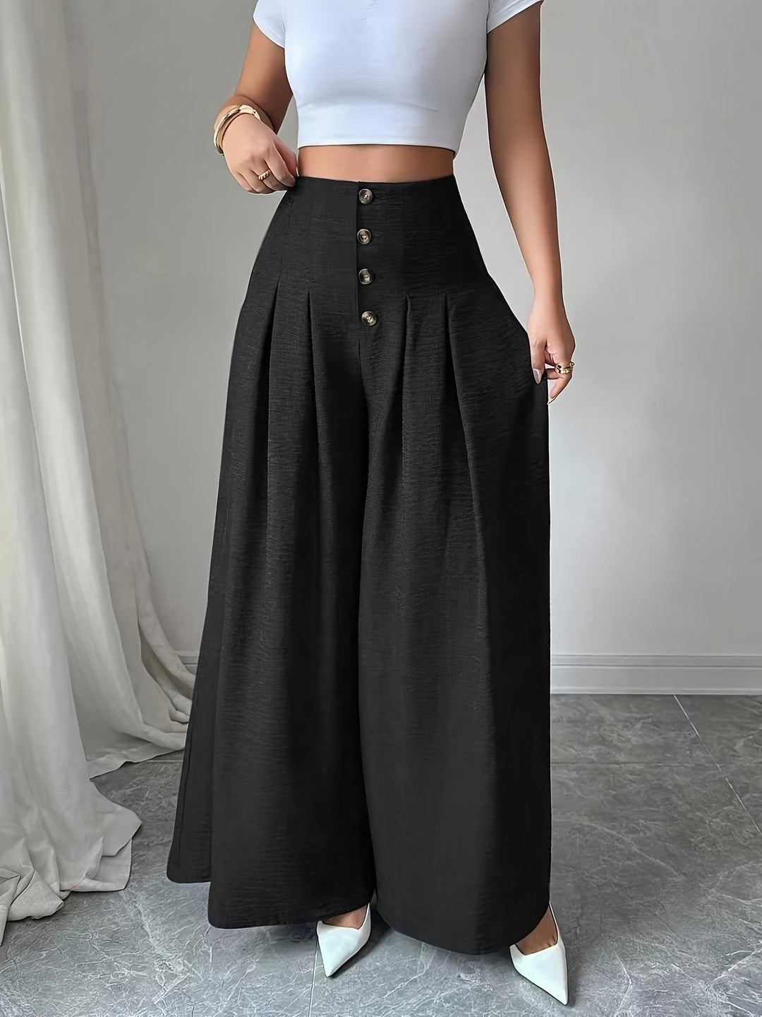 Vielseitige Damenhose Weitbein, High-Waist, mit feinen Falten und edlen Knopfakzenten, stilvoll.