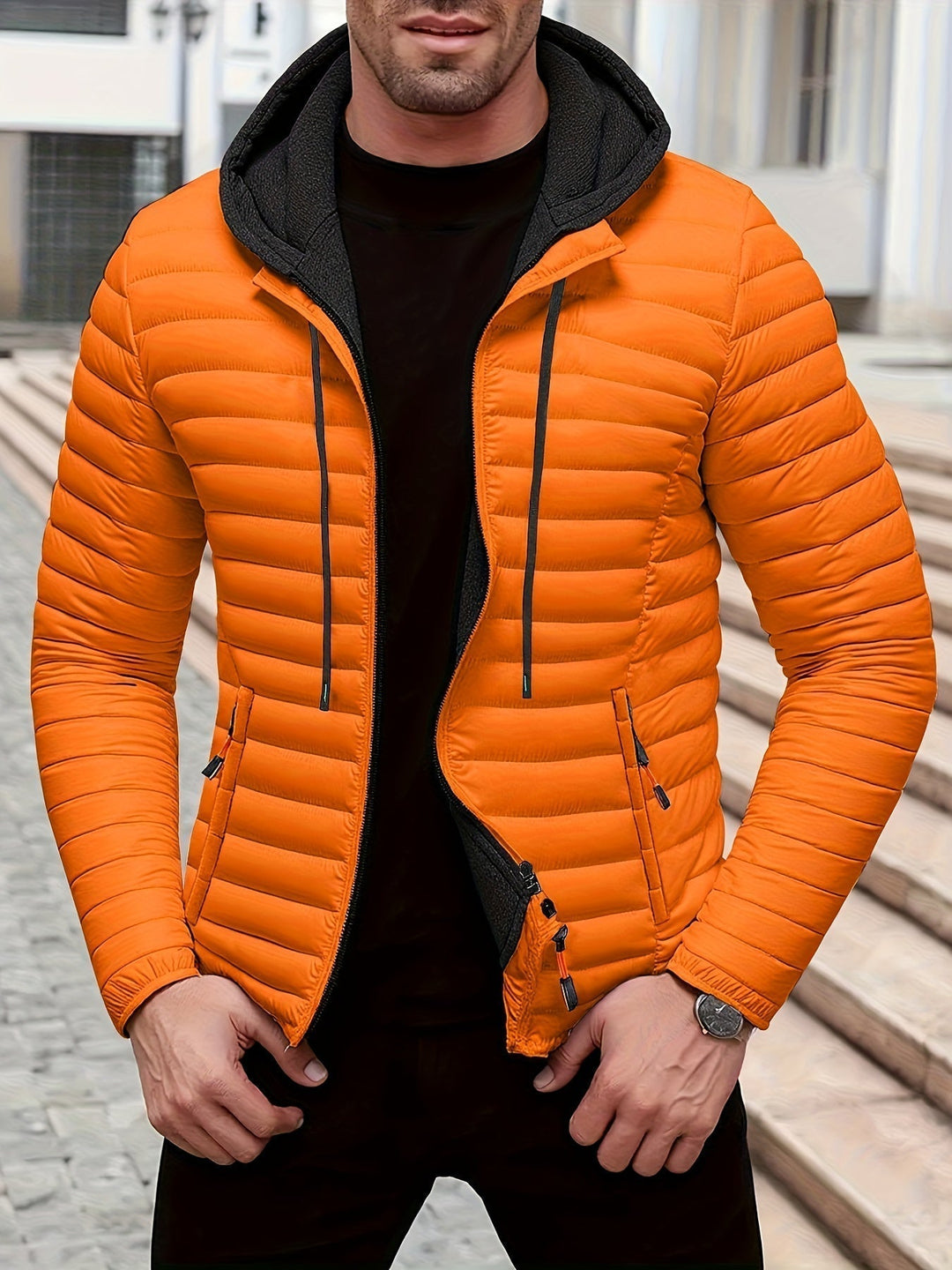 Vielseitige Herren Reißverschlussjacke mit Steppung und Kapuze. Perfekt als warme Freizeit- oder Übergangsjacke für Männer.
