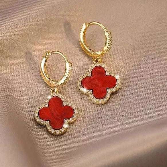 Elegante Damen Kleeblatt-Ohrringe, vergoldet, als stilvoller Glücksbringer.