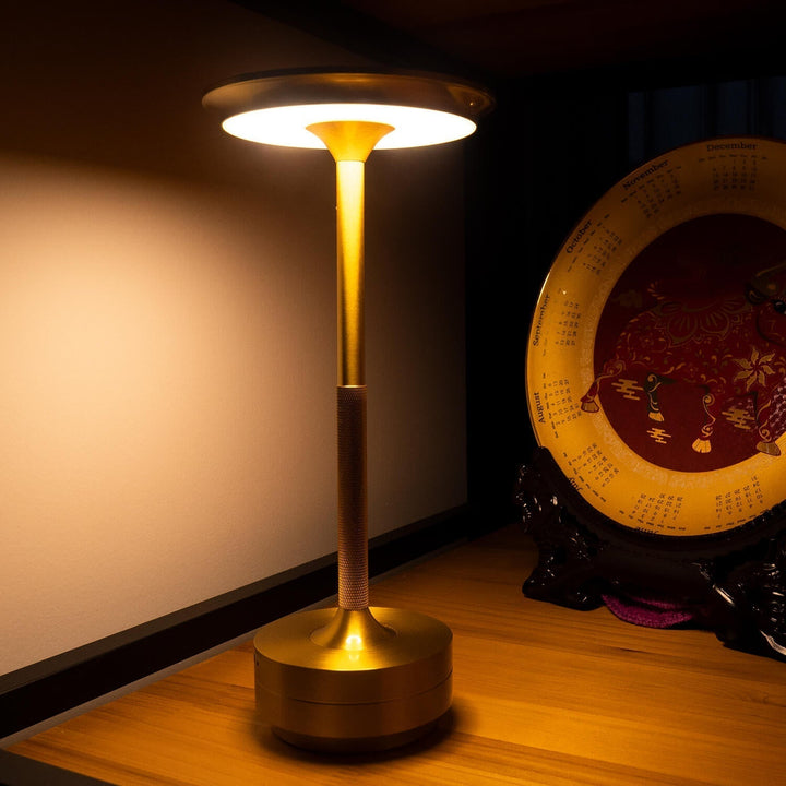 Elegante kabellose Tischleuchte aus gebürstetem Metall, dimmbar, LED, für ein luxuriöses Flair.
