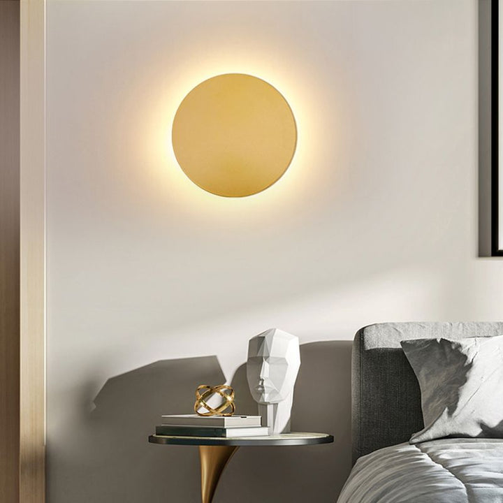 Energieeffiziente runde LED Wandleuchte, modernes Metall-Design für stilvolle Innenräume.