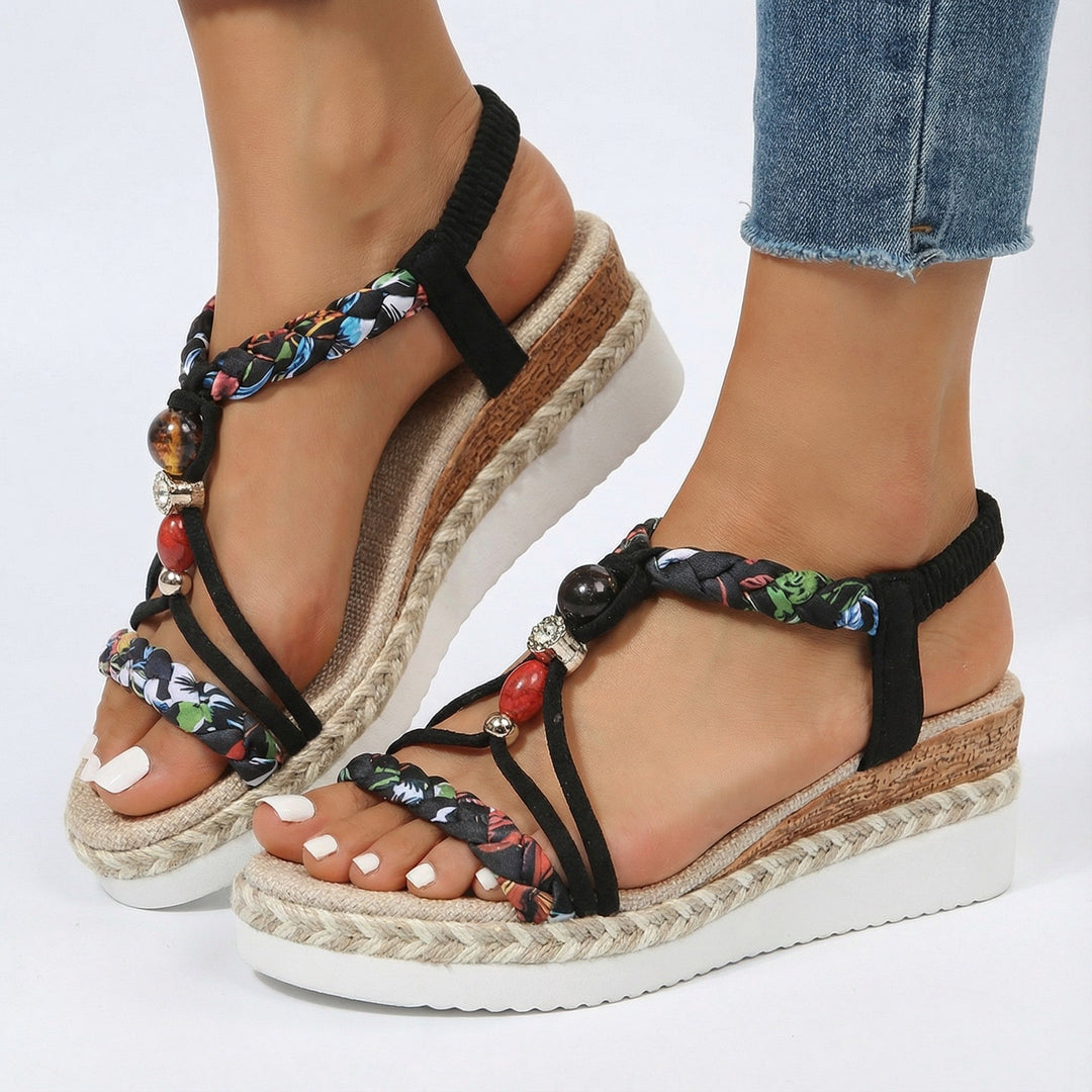 Hochwertige Damen Sommersandalen mit Perlen, geflochtenen Riemen und bequemem Plateau; elegant und modisch.