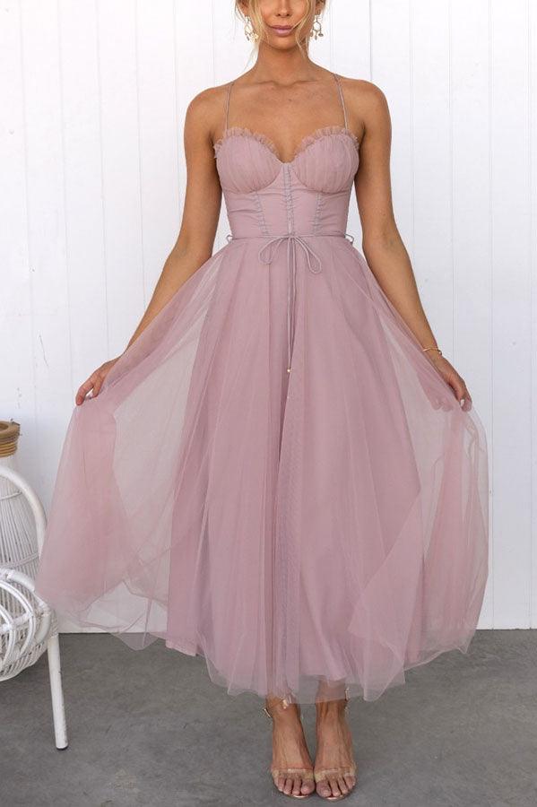 Schönes Damen Sommer-Maxikleid, ärmellos, knöchellang, mit Trägern, von vorne.