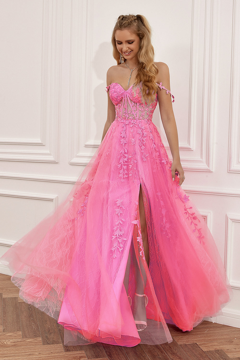 Modernes festliches A-Linien Ballkleid für Damen. Elegantes, langes Abendkleid für besondere Feierlichkeiten.