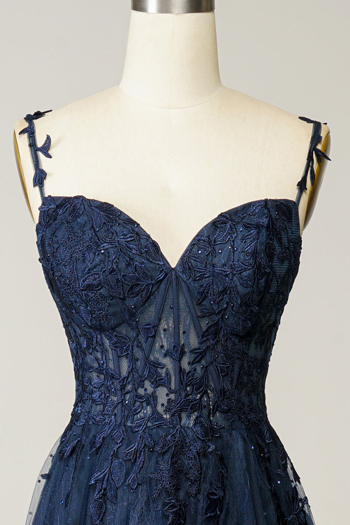 Elegantes Damen Ballkleid mit fließender A-Linien Silhouette. Perfekt als Abendkleid für gehobene Anlässe.