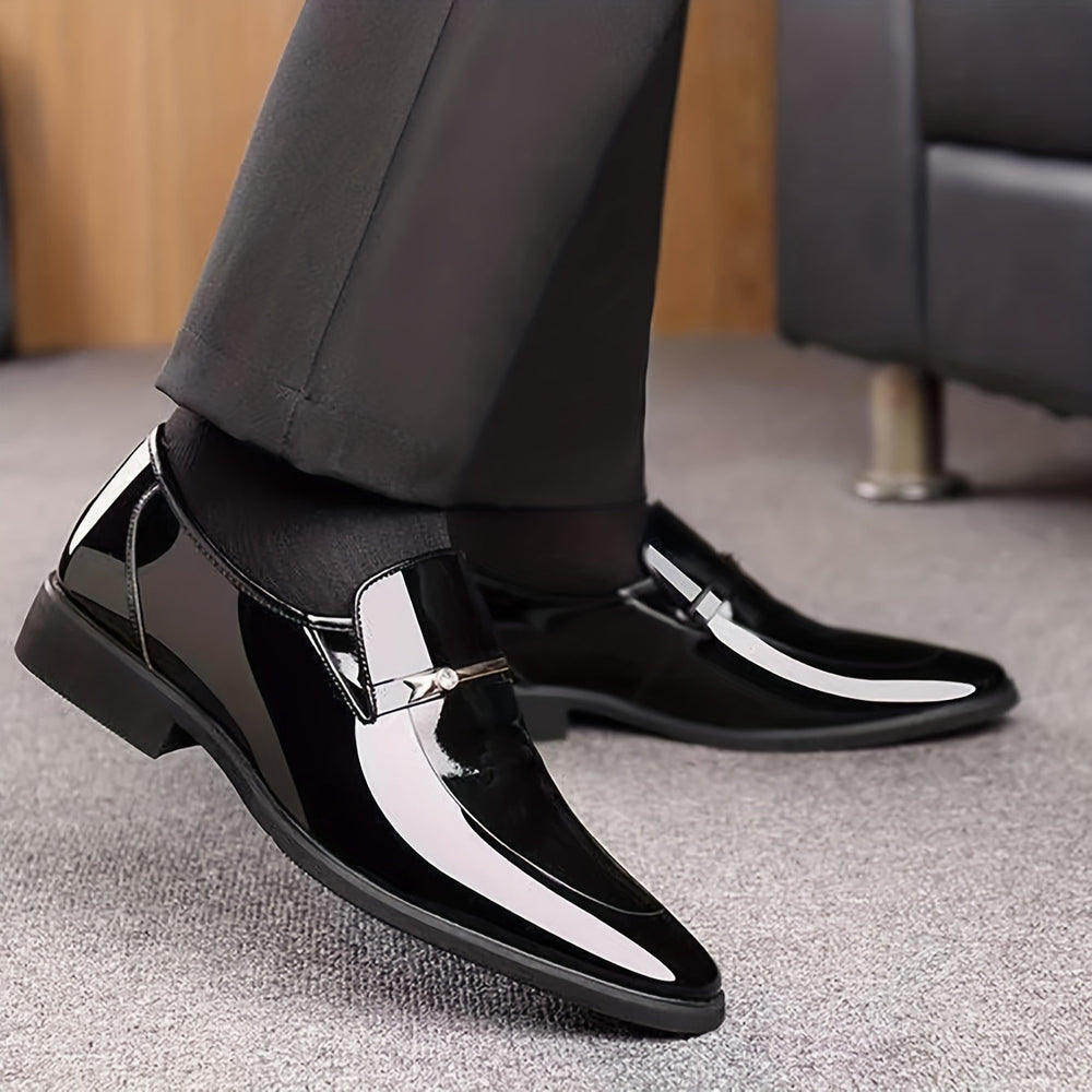Klassische schwarze Herren Slipper, bequem, ideal für Business und Abendgarderobe.