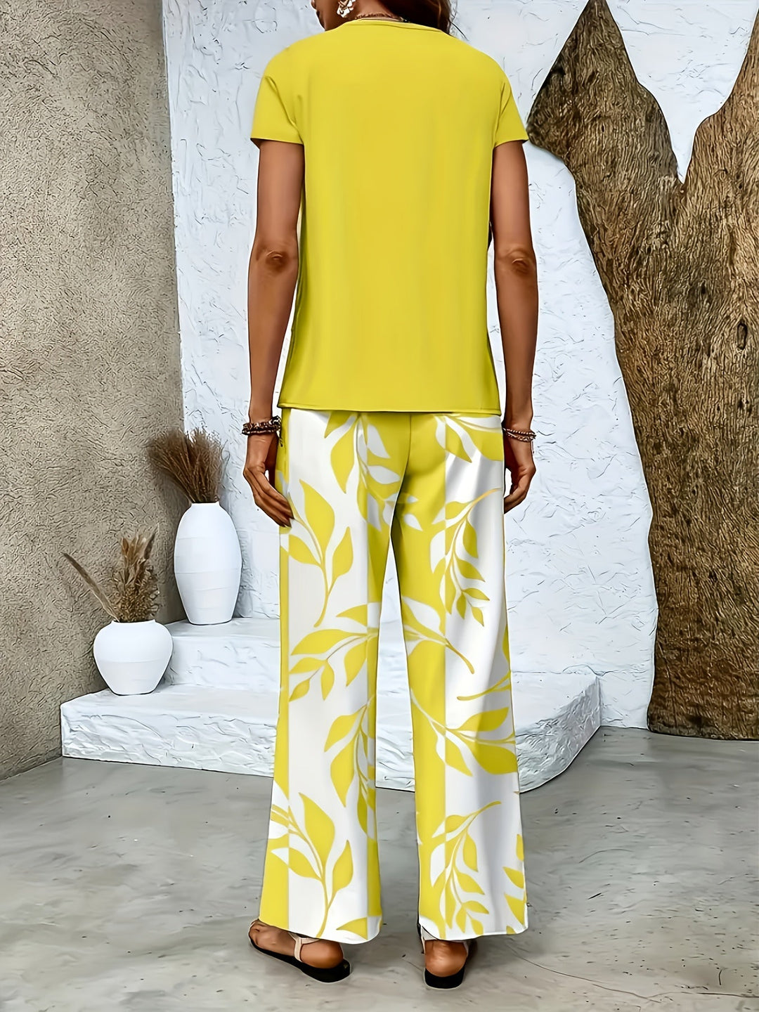 Atmungsaktives Damen Sommer Outfit: Elegant-lässiger Zweiteiler mit weiter Hose & Kurzarmshirt.