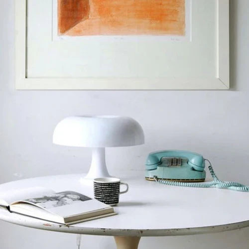 Elegante Pilz-Tischlampe in Weiß & Orange. Moderne LED-Designlampe für dekoratives Ambiente im Schlafzimmer.