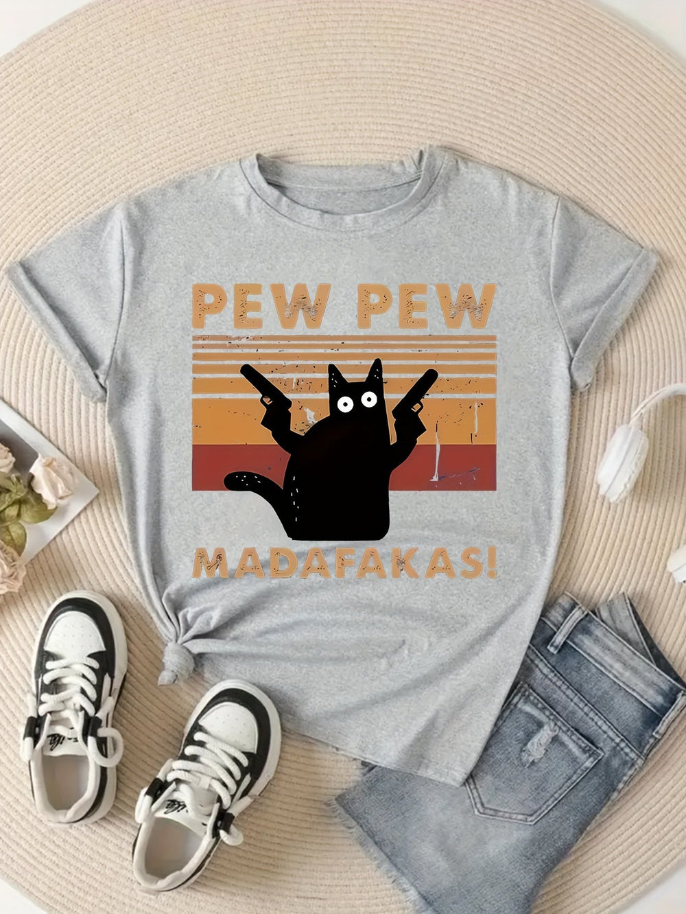 Lässiges Damen Katzen T-Shirt im Retro-Stil mit humorvollem "Pew Pew" Spruch, Sommer-Outfit.