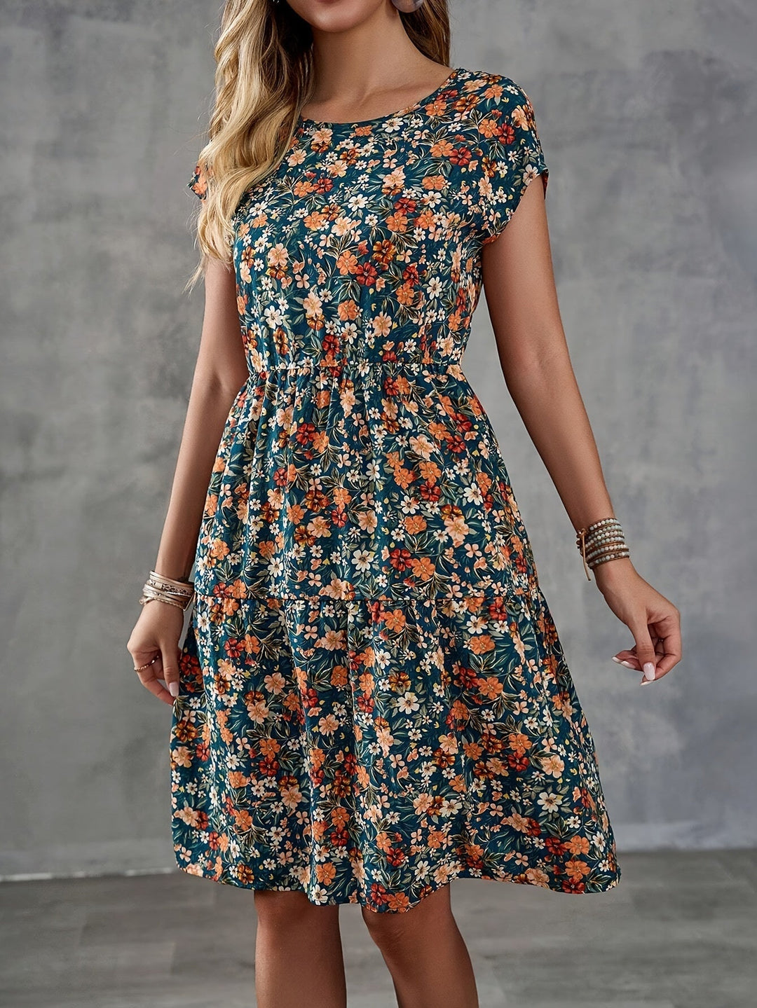 Vielseitiges Damen Kurzarmkleid mit sommerlichem Blumenmuster. Knielanges Freizeitkleid, ideal für Urlaub & Alltag.