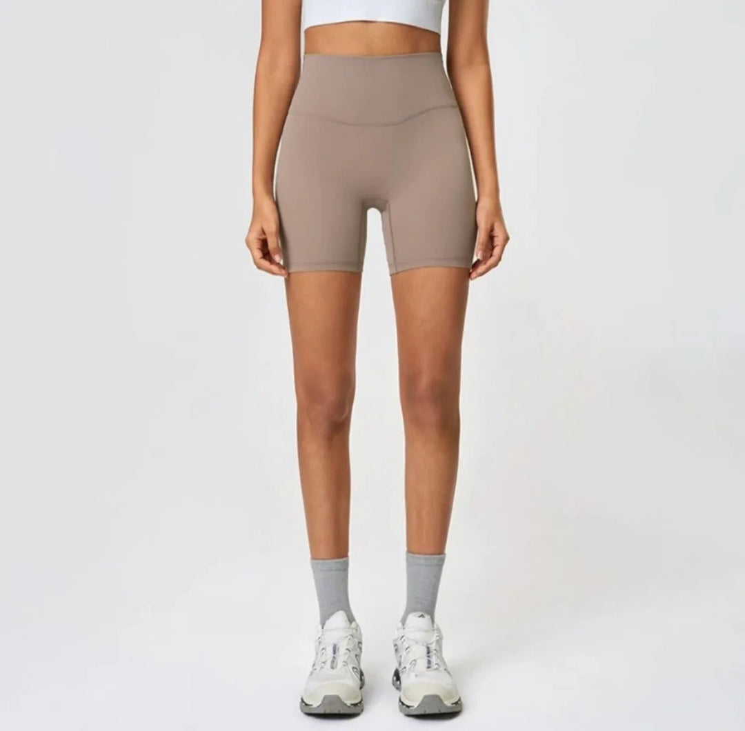 Kurze Damen Trainingsshorts: bequem, feuchtigkeitsableitend. Ideal für Gym & Outdoor-Sport.
