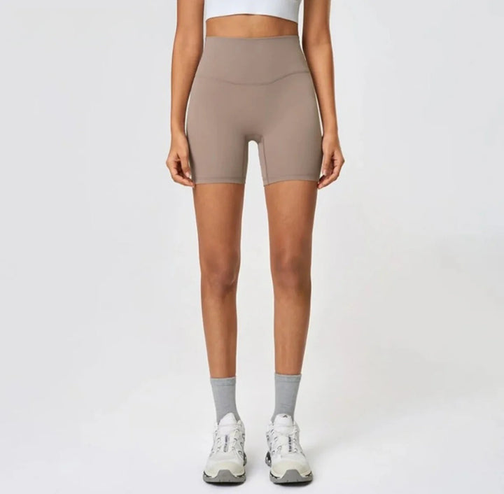 Kurze Damen Trainingsshorts: bequem, feuchtigkeitsableitend. Ideal für Gym & Outdoor-Sport.