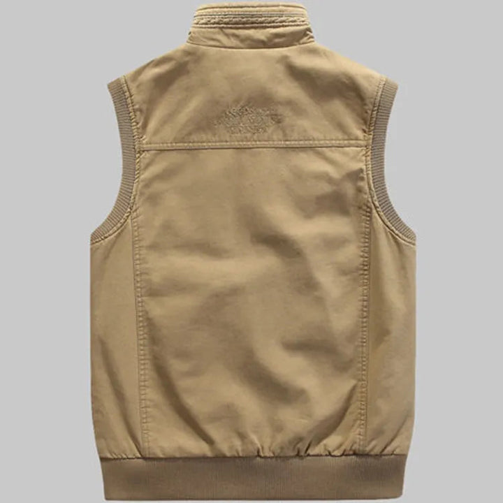 Robuste Herren Vintage Outdoor-Weste Elias in Khaki mit vielen praktischen Taschen. Perfekt für Angeln & Wandern.