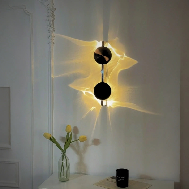 Moderne LED-Wandleuchte, deren Lichteffekte und Schattenmuster die Raumästhetik bereichern und faszinieren.