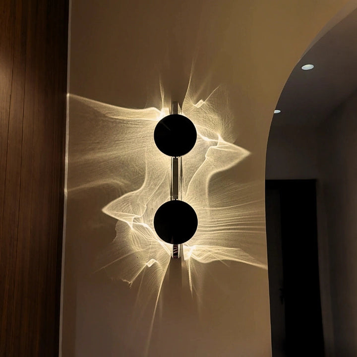 Elegante Design-Wandleuchte, modern, schafft stimmungsvolle Lichteffekte und Schattenkunst im Raum.