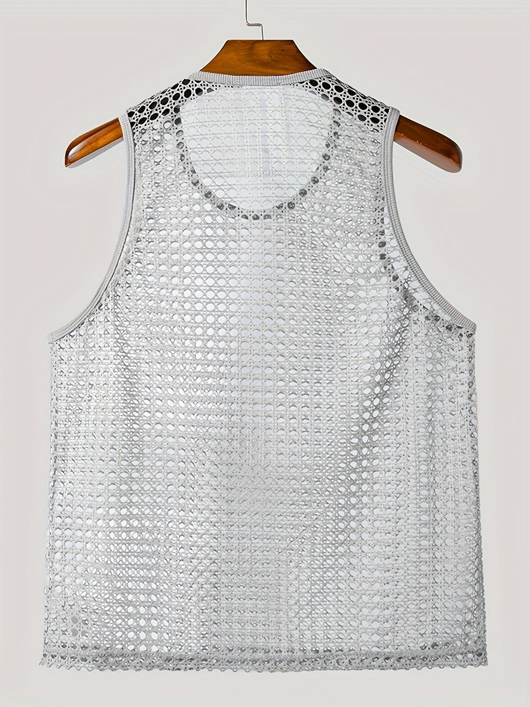 Detailansicht: Luftiges Herren Netz-Top, ideal für warme Tage und modische Freizeit-Styles.
