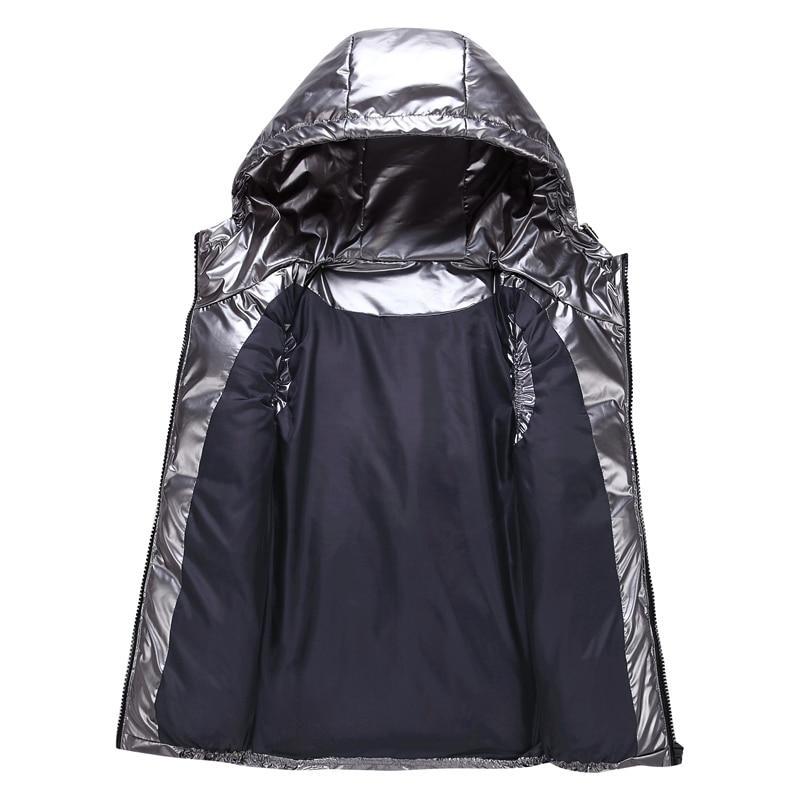 Rückenansicht der warmen, modernen Unisex Steppweste mit Kapuze. Sportlich-eleganter Look.