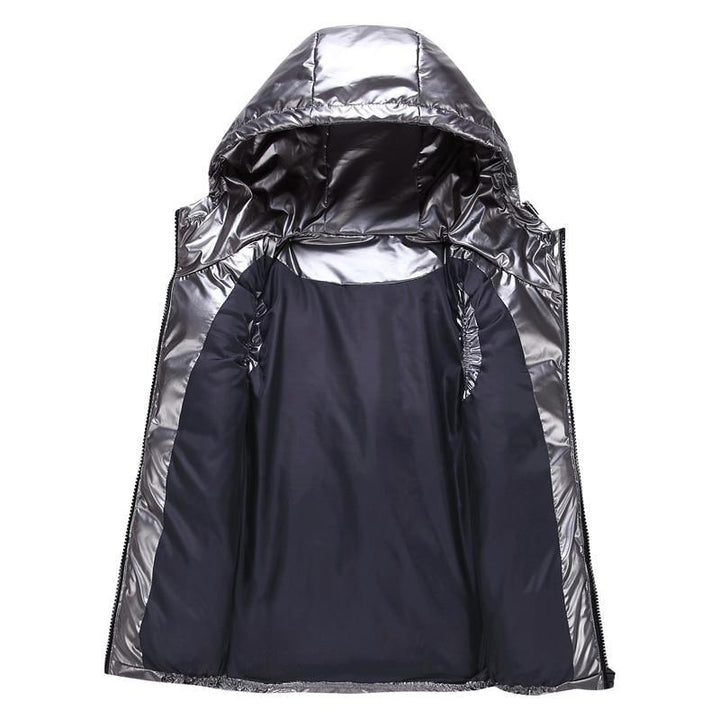 Rückenansicht der warmen, modernen Unisex Steppweste mit Kapuze. Sportlich-eleganter Look.
