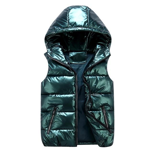 Mann trägt elegante, sportliche Unisex Steppweste mit Kapuze in Schwarz. Ideal für Freizeit & Outdoor.
