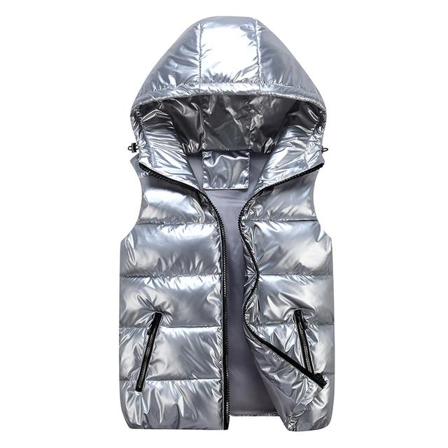 Frau in komfortabler, vielseitiger Unisex Kapuzenweste, perfekt für Herbst- und Wintermode.