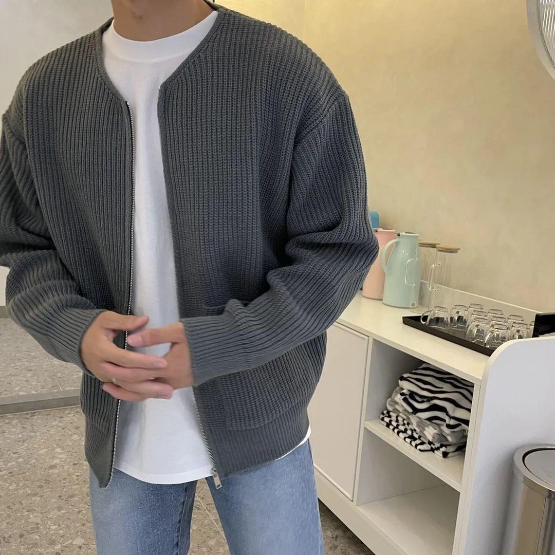 Hochwertiger Herren Cardigan als vielseitige Übergangsjacke. Basic Strickjacke für Layering & smarte Freizeitlooks.