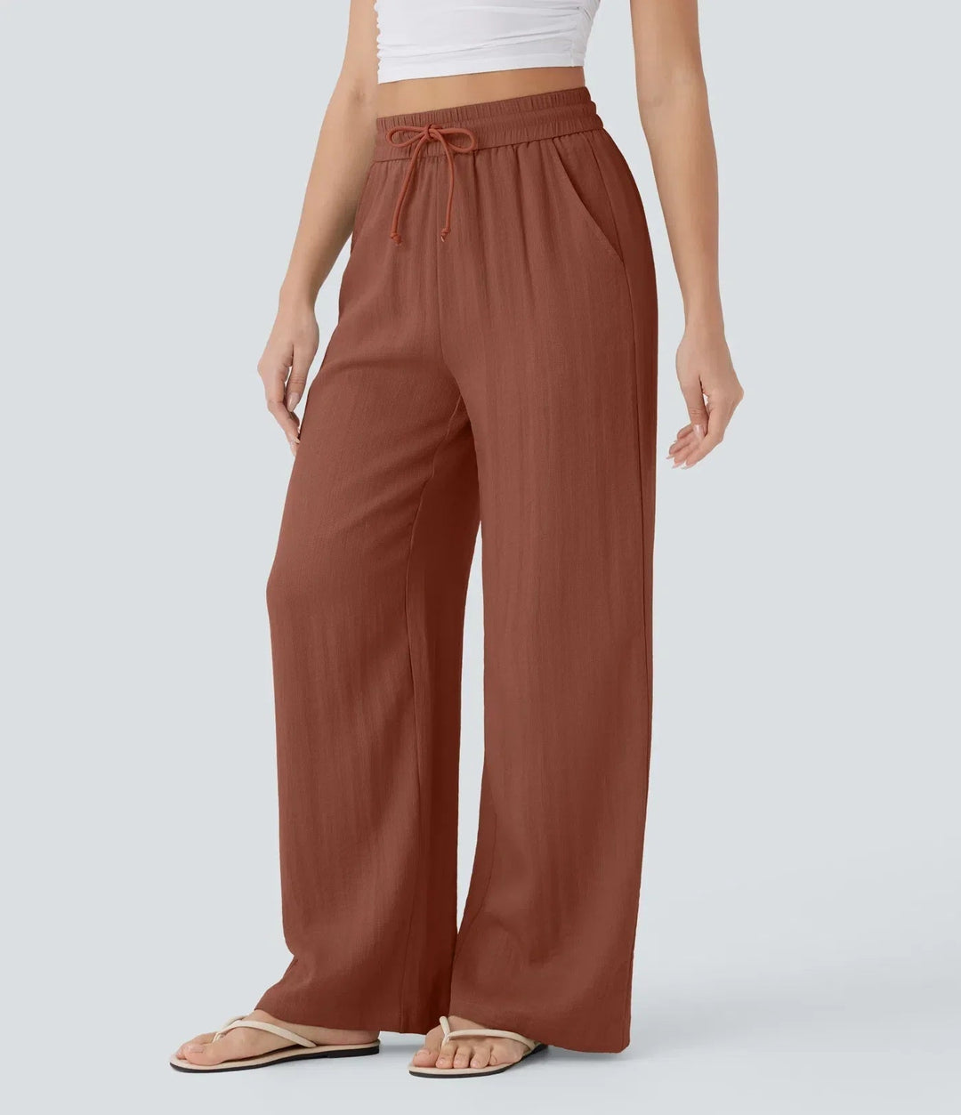 Schwarze Damenhose mit weitem Bein. Klassisch, komfortabel & für jeden Anlass geeignet.