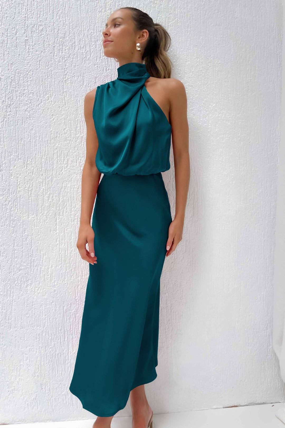 Damen Neckholder Midikleid, elegant kombiniert mit Accessoires. Bereit für Abendkleid oder Cocktailparty.