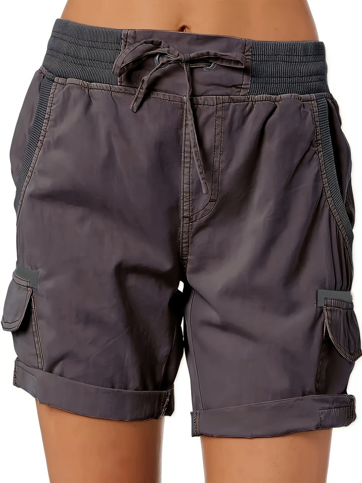 Stylische Damen Sommershorts mit Kordelzug und geräumigen Taschen.