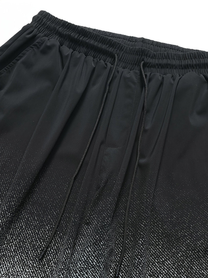 Sportliche Herren Badeshorts mit Farbverlauf-Ombre. Ideal für Schwimmen, Strandtage und aktive Freizeit.