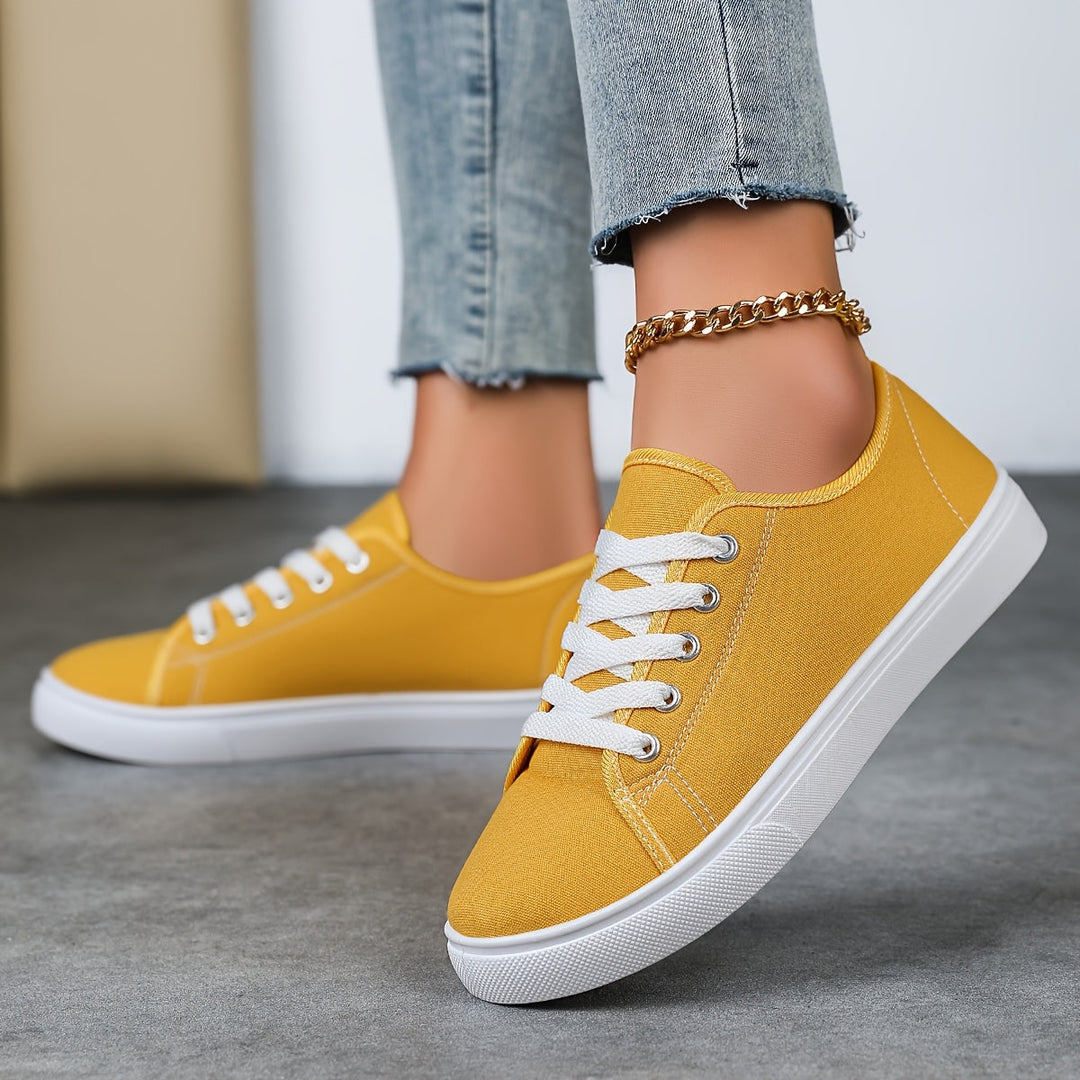 Vorderansicht der modernen Damen Schnür-Sneaker, ideal für Alltag & Freizeit.
