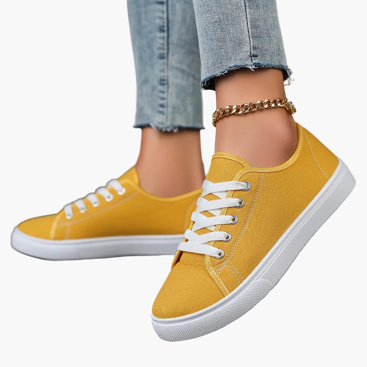 Sportlich elegante Low-Top Schnürschuhe für Damen, vielseitig kombinierbar für Freizeit.