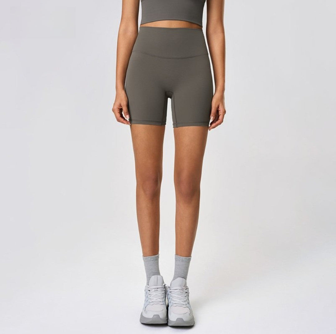 Schwarze Damen Fitnessshorts, dehnbar und atmungsaktiv, für alle Sportarten geeignet.