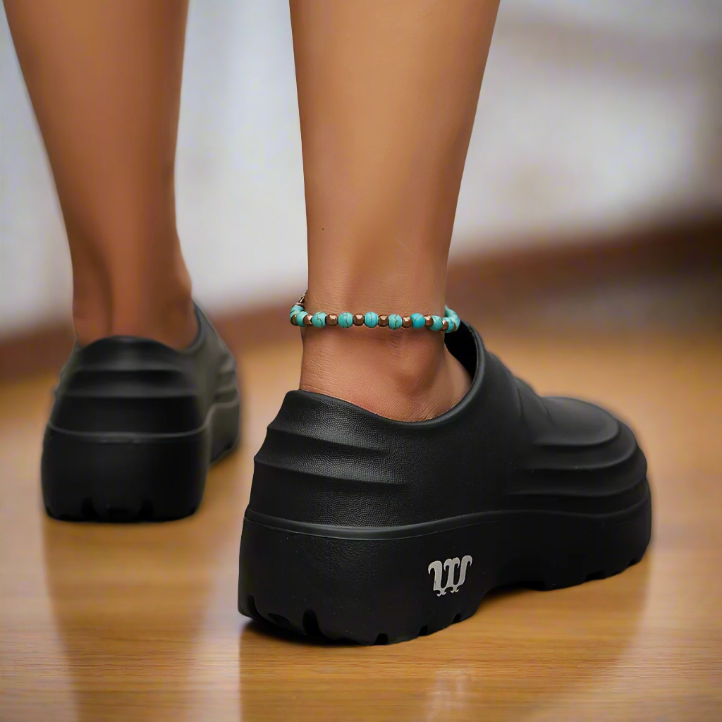 AquaStep Clogs für Pflege: Wasserdicht, orthopädisch, komfortabel. Professionelle Arbeitsschuhe für Damen & Herren.