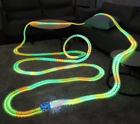 Junge baut kreative, magnetische Rennstrecke mit flexiblen Elementen für schnelle Autos.