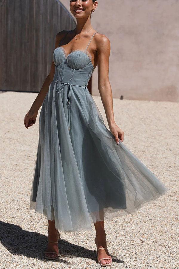 Knöchellanges Damen Trägerkleid, ärmelloses Maxikleid, detailliert und stilvoll.