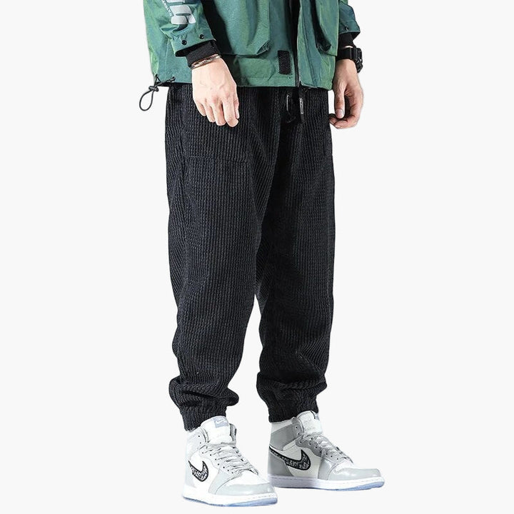 Naheinstellung: Elastischer Bund und Saum einer vielseitigen Herren Streetwear Lifestyle-Hose für Komfort & Stil.