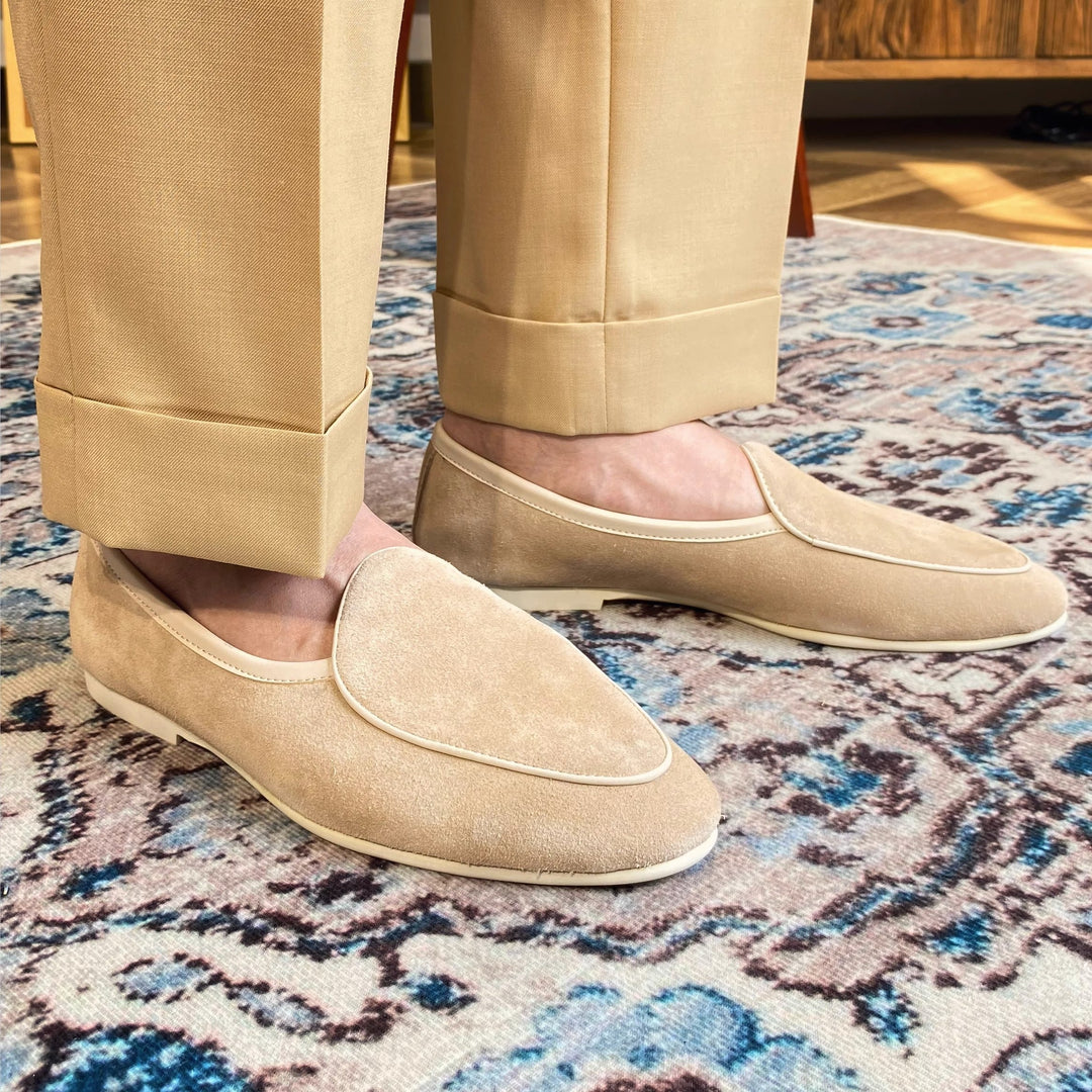 Beige Herren Belgische Loafer Slipper. Handgefertigte elegante Business Casual Schuhe für stilvolle Auftritte.